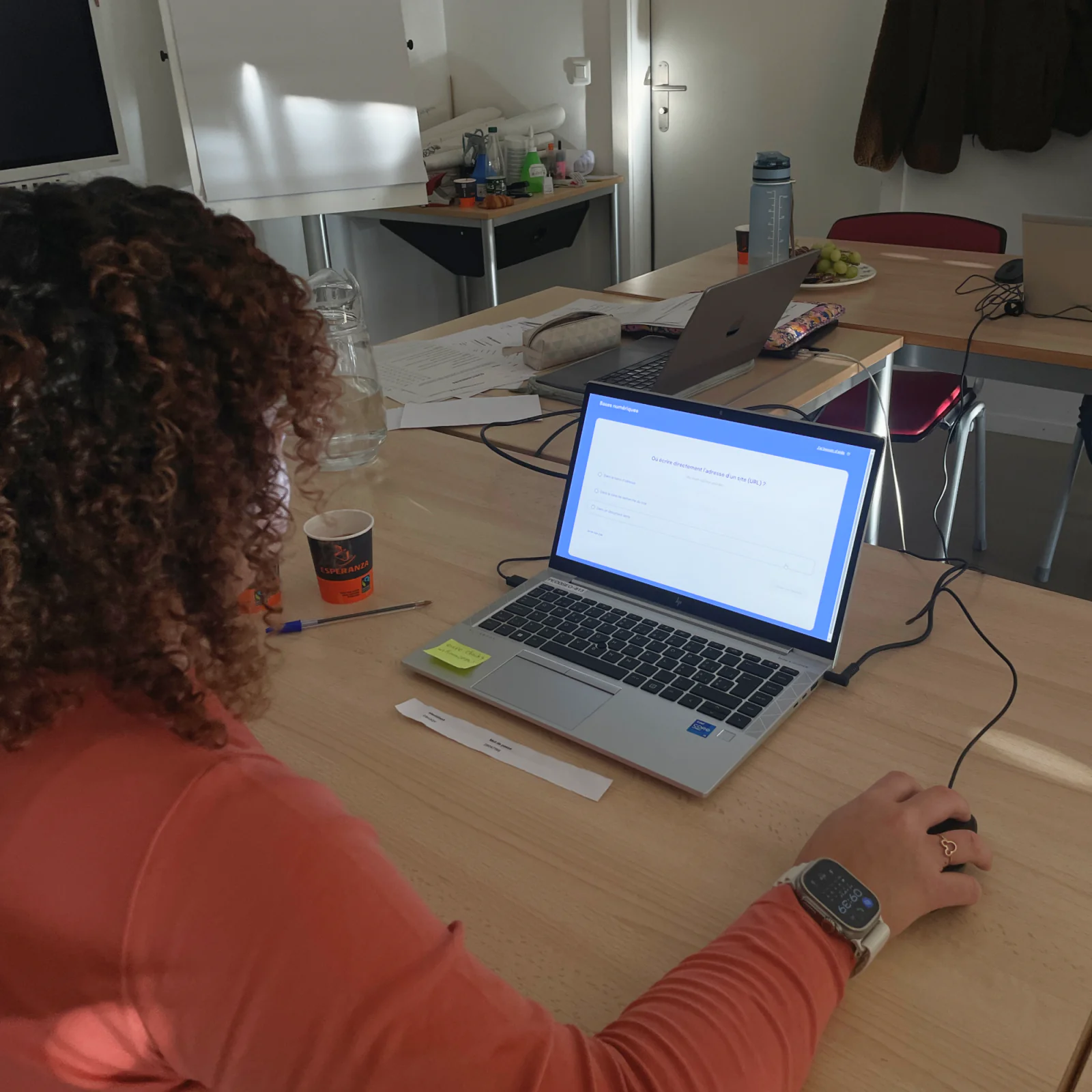 Test utilisateur : une participante répond à un questionnaire sur un ordinateur portable.