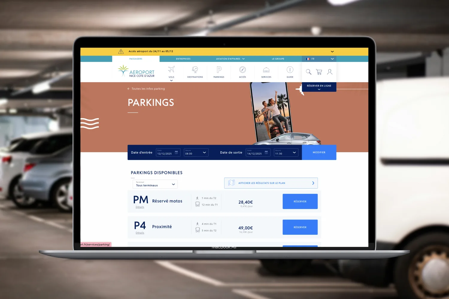 La page Parkings sur ordinateur : dates d'entrée et de sortie, parkings disponibles et tarifs