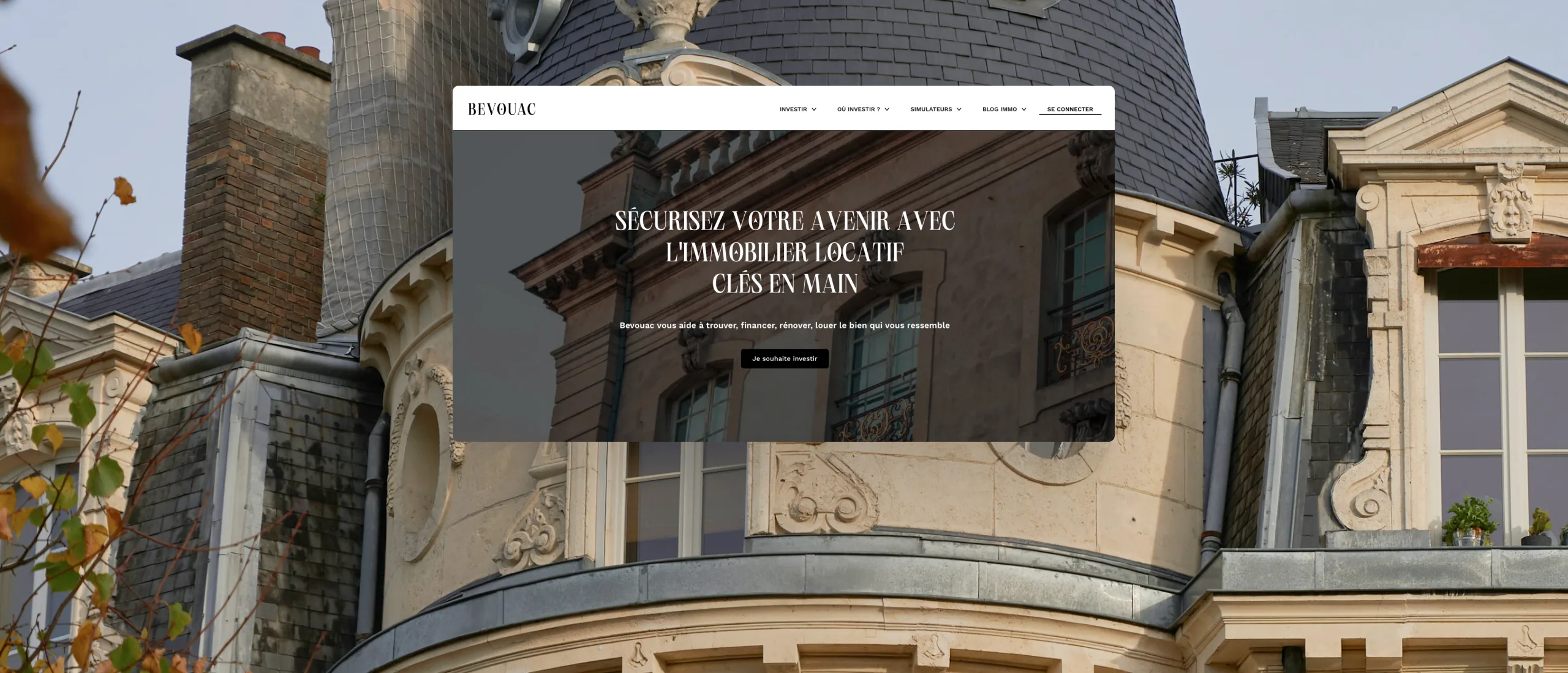 L'accueil du site Bevouac posé sur la façade d'un immeuble ancien
